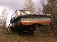 Катер біля Чорнобилю